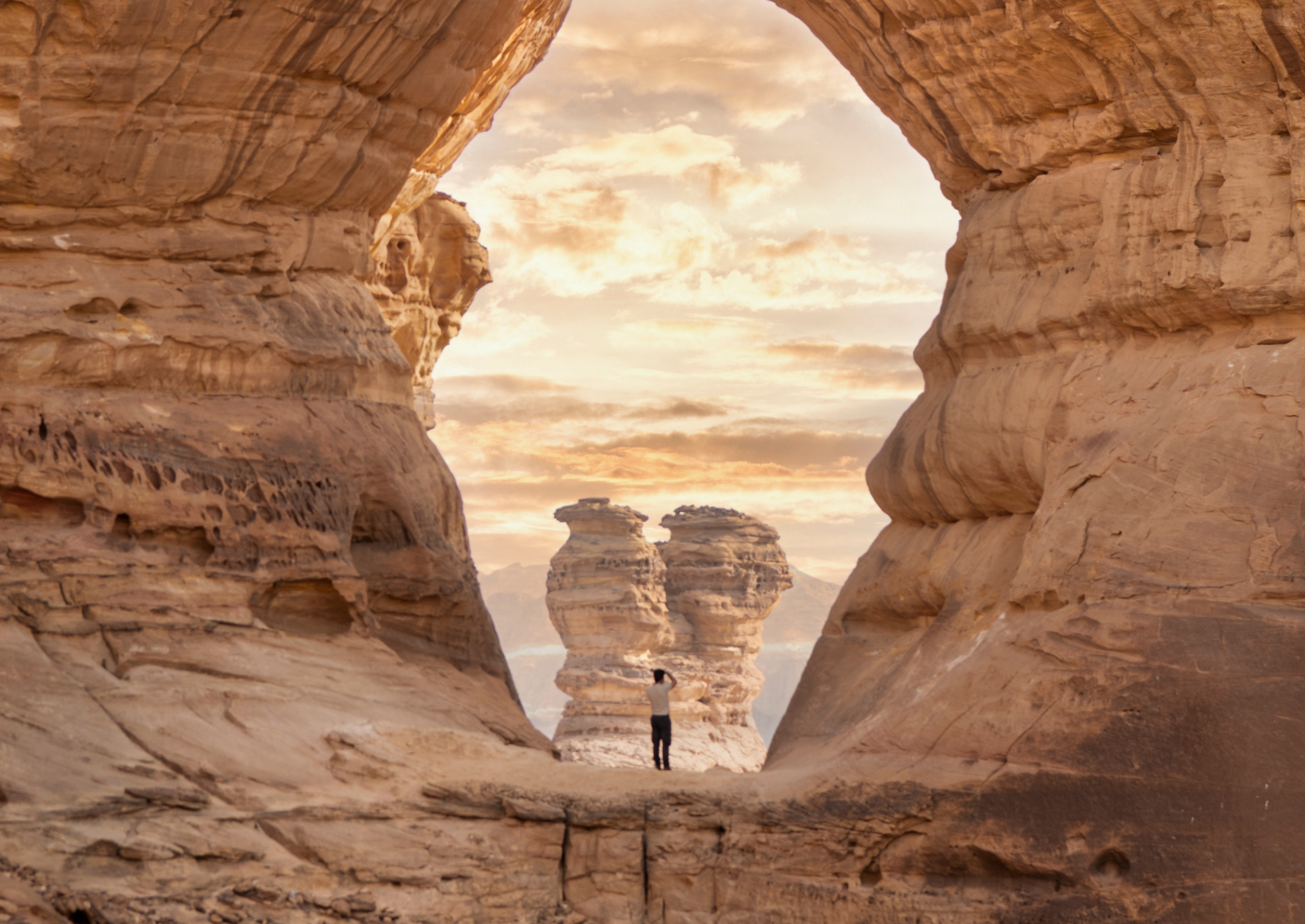 canyon-alula-trekking-saudi-desert