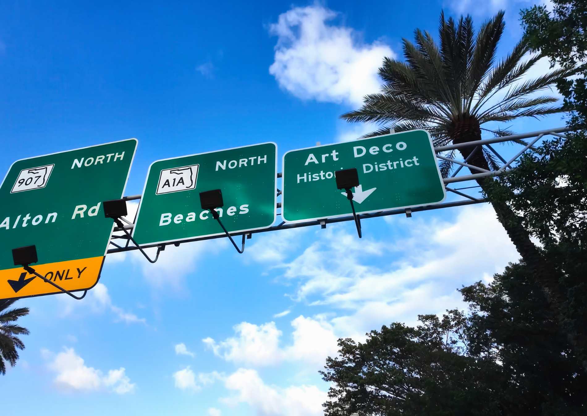 miami-art-deco-district-sign-entrance