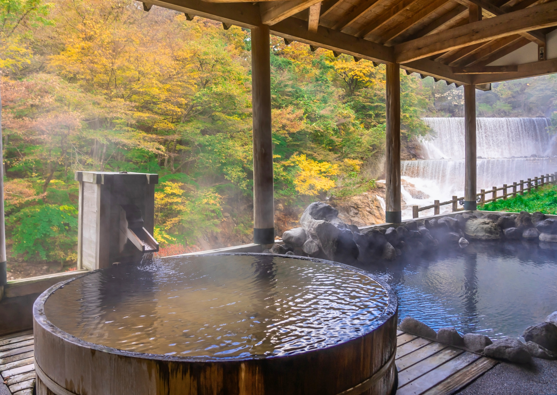 japanese-onsen-autumn-foliage