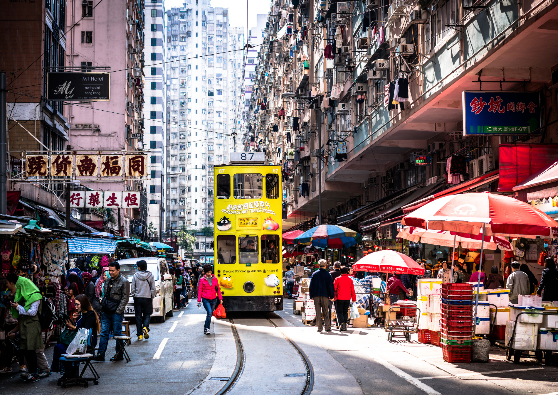 hong-kong-street-tram-market